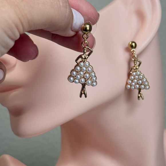 💖 🩰 Elegant Ballerina Gold and Pearl Stud Earrings ⚜️ - Picture 3 of 5